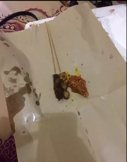 Momen apes saat makan sate © Instagram Momen apes saat makan sate © Instagram