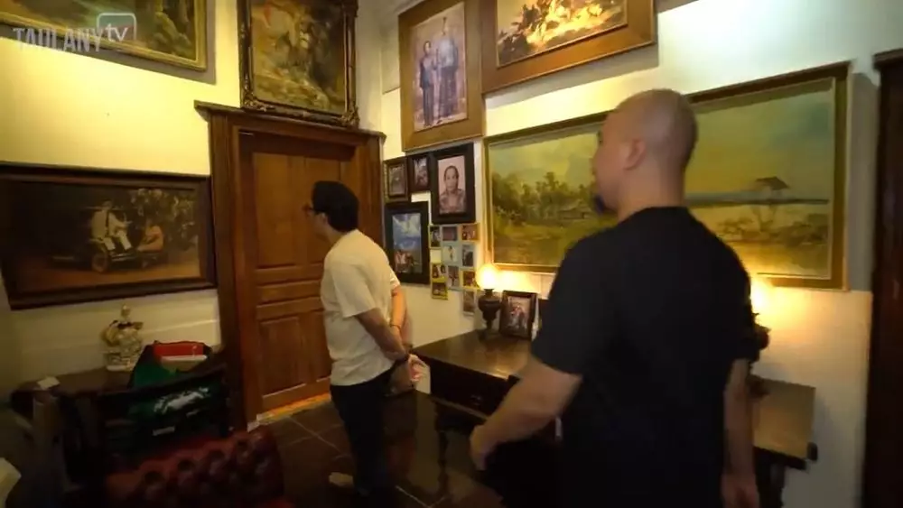 kamar Ahmad Dhani ada kasur antik © YouTube