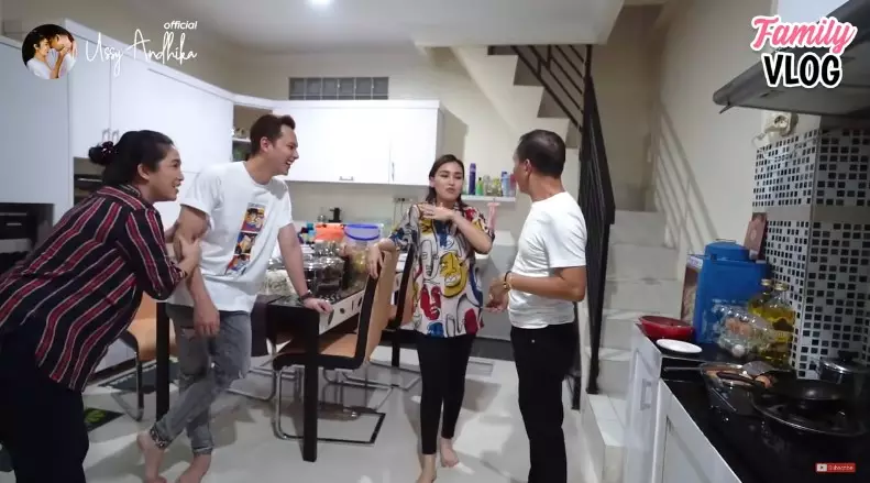 dapur Ayu Ting Ting jauh dari mewah © YouTube dapur Ayu Ting Ting jauh dari mewah © YouTube