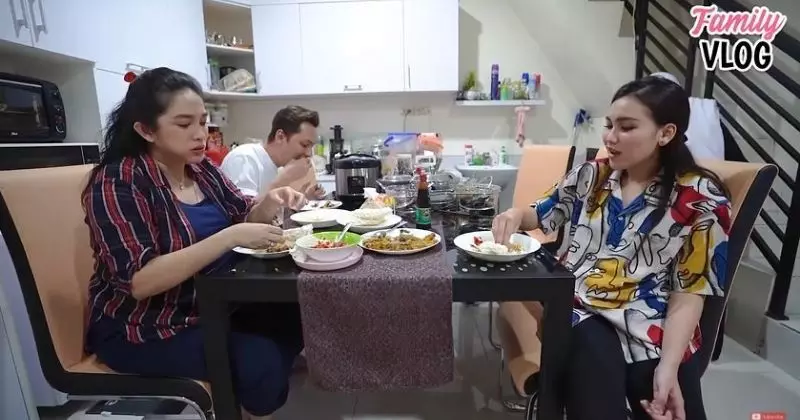 dapur Ayu Ting Ting jauh dari mewah © YouTube dapur Ayu Ting Ting jauh dari mewah © YouTube