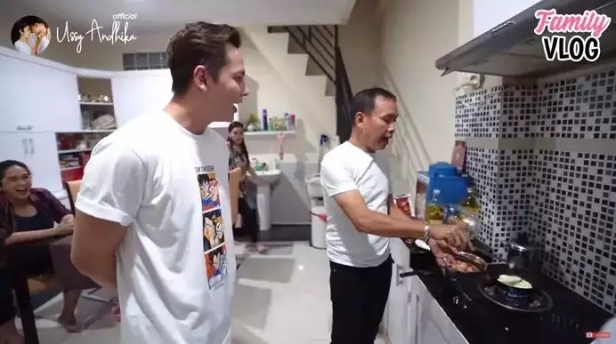 dapur Ayu Ting Ting jauh dari mewah © YouTube dapur Ayu Ting Ting jauh dari mewah © YouTube