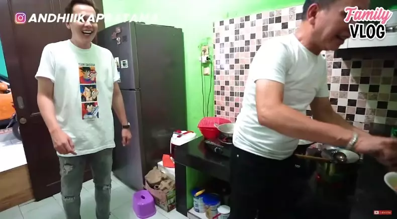 dapur Ayu Ting Ting jauh dari mewah © YouTube dapur Ayu Ting Ting jauh dari mewah © YouTube