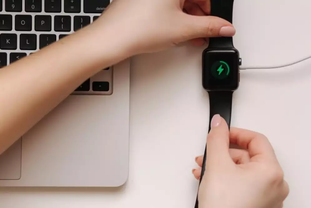 4 Cara mendapatkan lebih banyak masa pakai baterai jam tangan pintar Wear OS