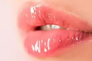 Tanpa lip serum, 11 cara atasi bibir hitam dan kering pakai bahan alami ini bikin auto cerah