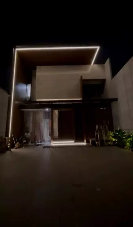 Mengusung gaya kontemporer_Mona © 2024 brilio.net Mengusung gaya kontemporer_Mona © 2024 brilio.net