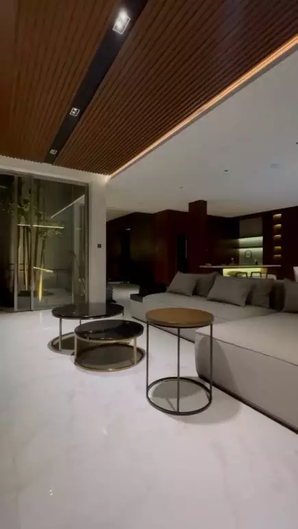 Mengusung gaya kontemporer_Mona © 2024 brilio.net Mengusung gaya kontemporer_Mona © 2024 brilio.net