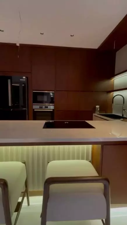 Mengusung gaya kontemporer_Mona © 2024 brilio.net Mengusung gaya kontemporer_Mona © 2024 brilio.net