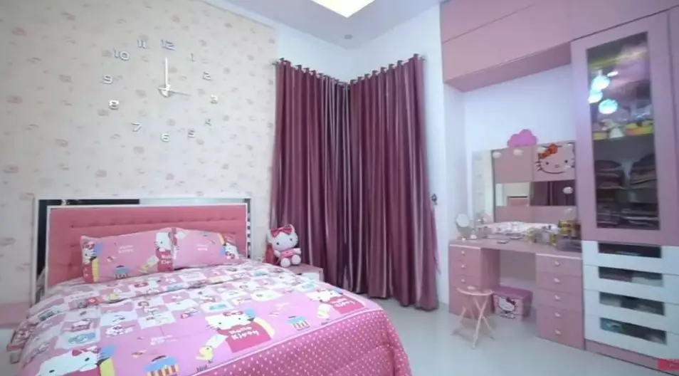Dekorasinya serba pink bertema Hello Kitty, intip 9 potret kamar Ria