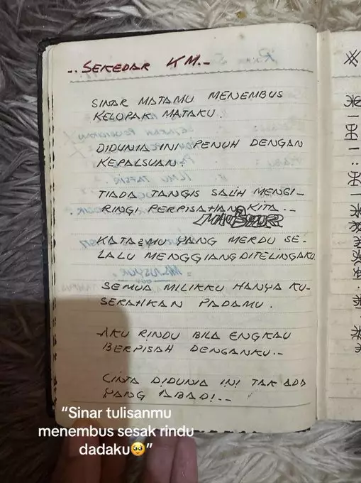 Momen anak temukan diary almarhum ayahnya © X Momen anak temukan diary almarhum ayahnya © X