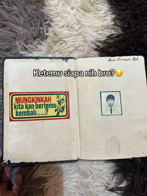 Momen anak temukan diary almarhum ayahnya © X Momen anak temukan diary almarhum ayahnya © X