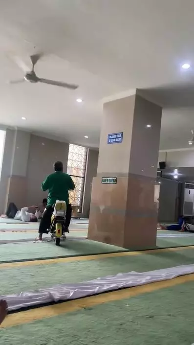 Aksi pria pakai sepeda listrik dalam masjid TikTok Aksi pria pakai sepeda listrik dalam masjid TikTok