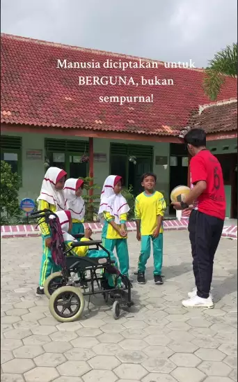 The moment disabled students were taught volleyball © TikTok