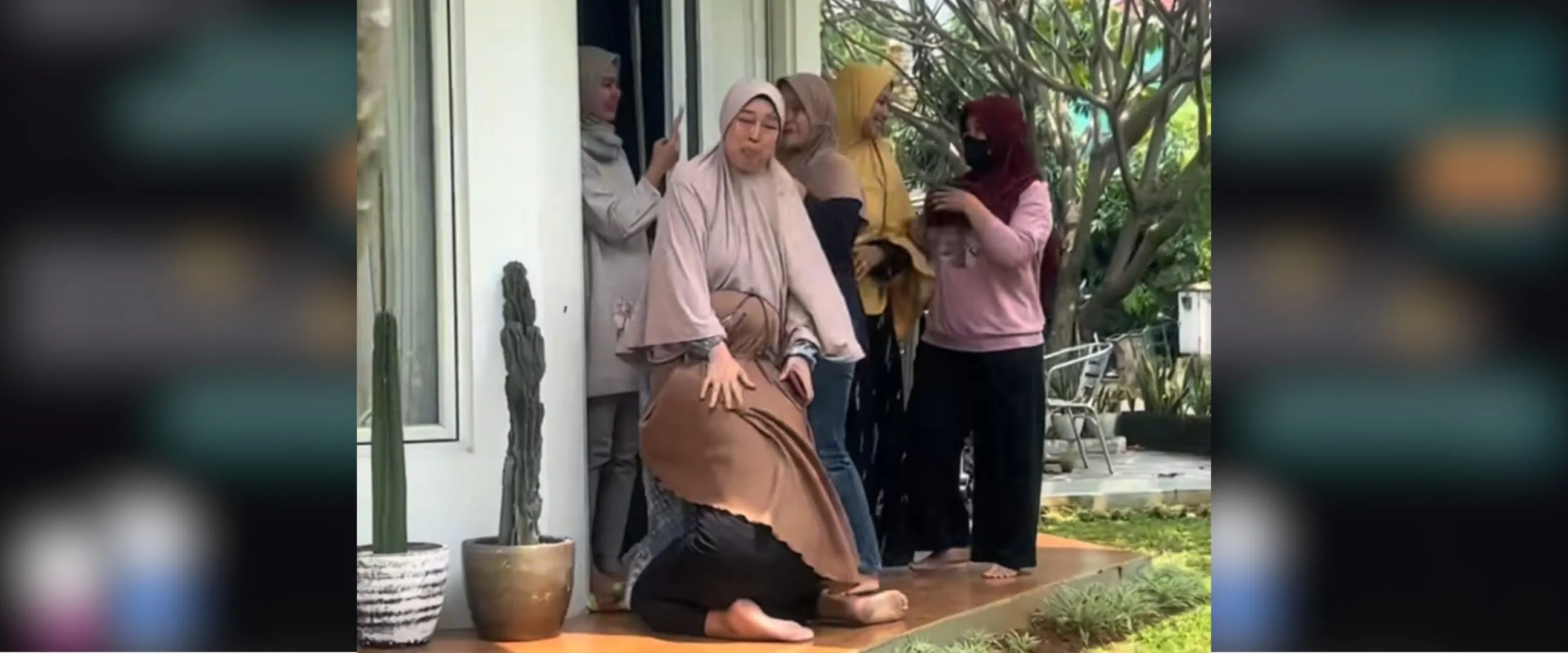 Momen majikan beri hadiah lebaran buat pekerja rumah tangga ini nggak tanggung-tanggung, bikin takjub
