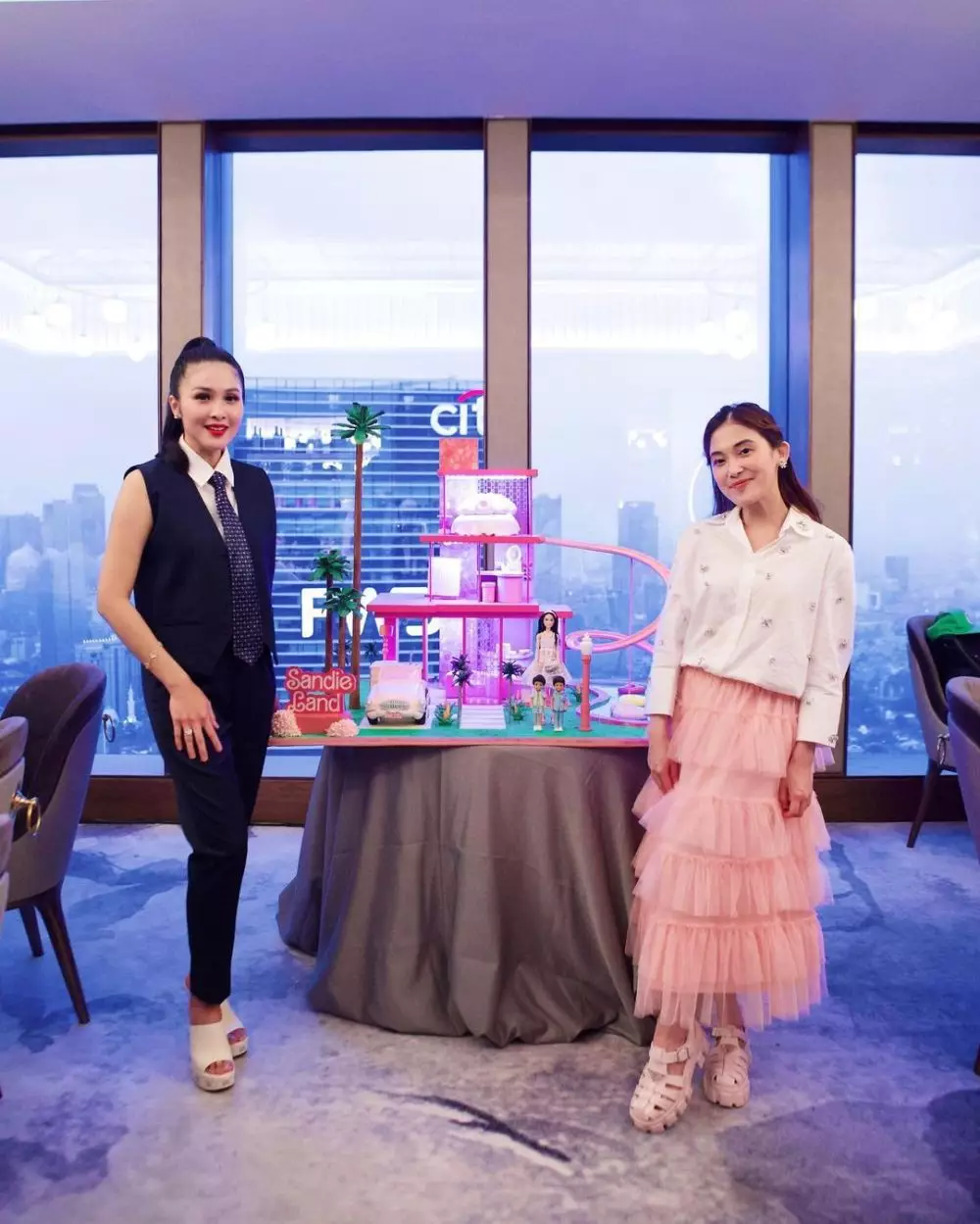 momen sandra dewi dikado mobil mewah © instagram