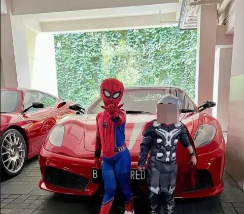 Potret garasi Harvey Moeis dan Sandra Dewi © Instagram Potret garasi Harvey Moeis dan Sandra Dewi © Instagram