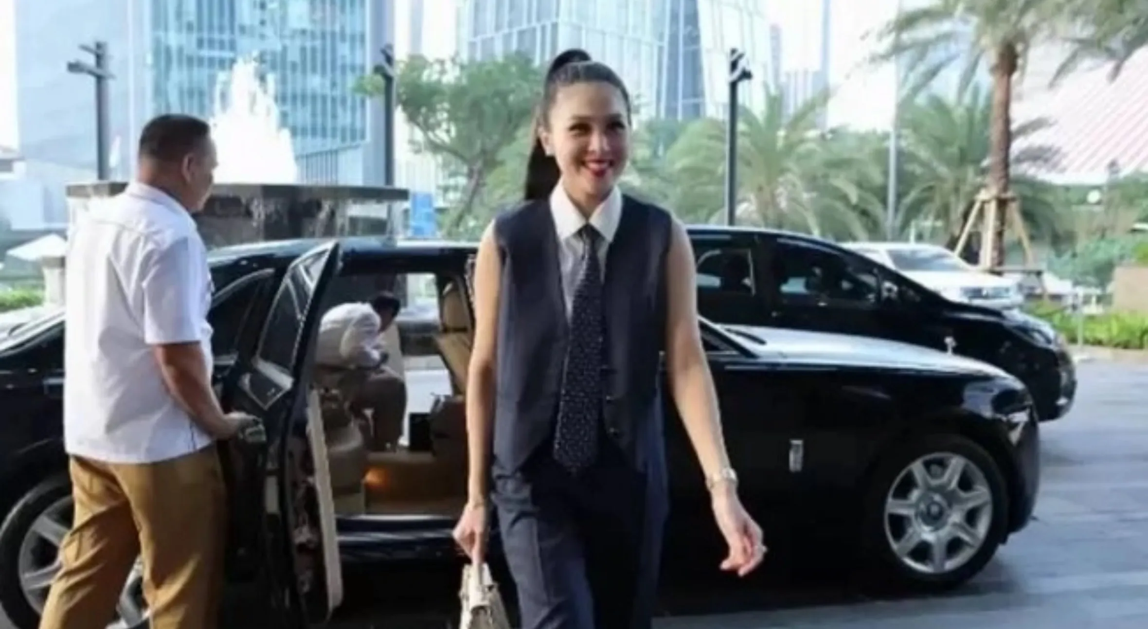 6 Fakta mobil Roll Royce kado ultah Sandra Dewi yang disita Kejagung, nomor pelatnya bikin salfok