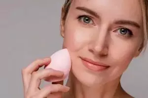 Jangan buru-buru beli baru, ini 5 cara bersihkan beauty blender kotor agar tak jadi penyebab jerawat