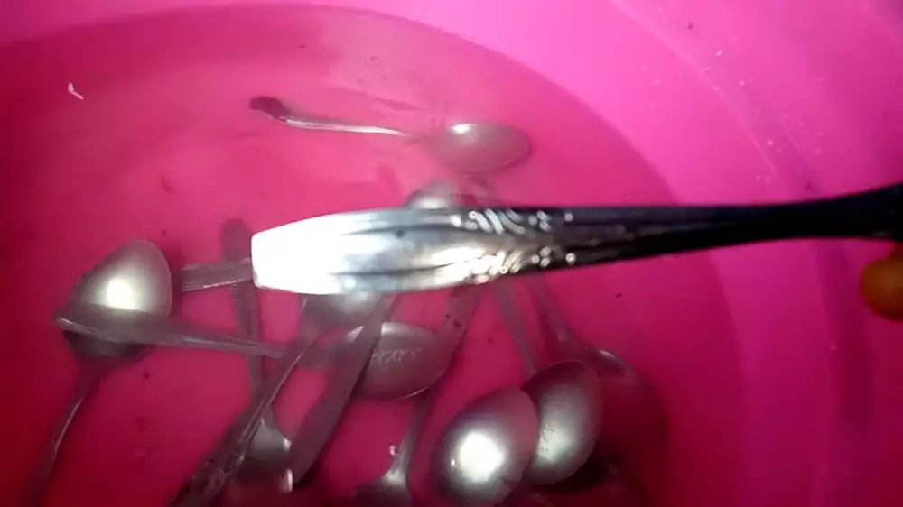 No need to soak it in hot water, this is a quick trick to clean rust