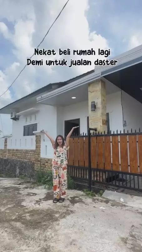 rumah baru melvina buat gudang daster © 2024 brilio.net rumah baru melvina buat gudang daster © 2024 brilio.net