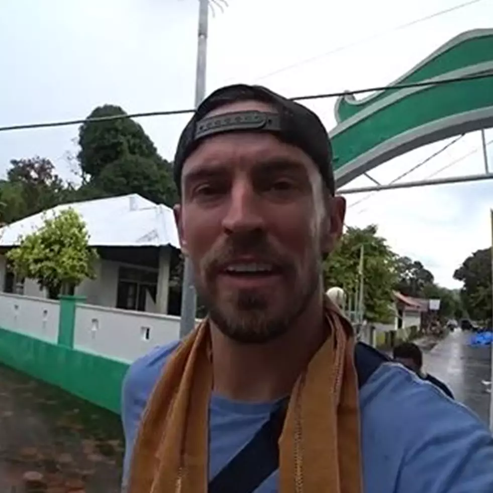 Datangi masjid berumur 600 tahun di Ambon, bule Amerika ini takjub ada guru ngaji bisa 4 bahasa asing