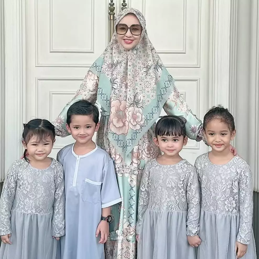 Rumah seluas 4.500 meter persegi, 7 potret kamar mandi Monica Soraya ‘Crazy Rich Cilandak’ ini ada TV