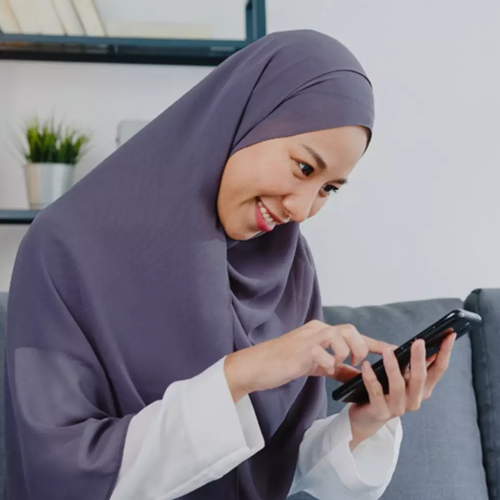 Gamis shimmer jadi tren Lebaran 2024, tampil elegan di hari nan fitri