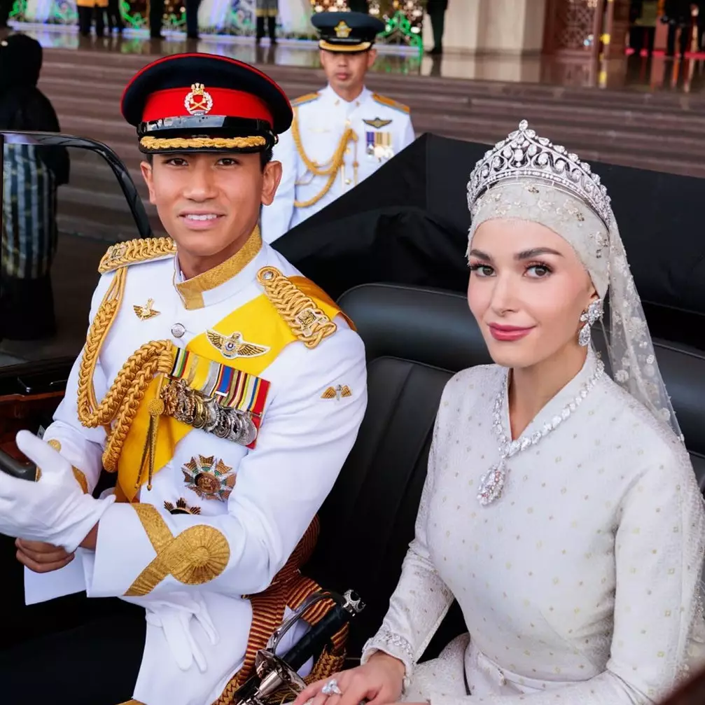 Pangeran Mateen dan istri jalani umrah bersama, penampakan mukena sederhana Anisha Rosnah tuai atensi