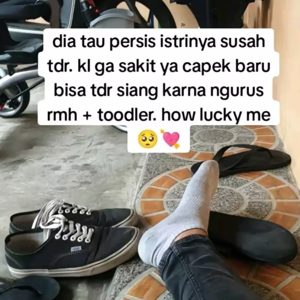 Nggak tega bangunin istri lagi tidur, suami rela rebahan di teras saat pulang kerja ini bikin kagum