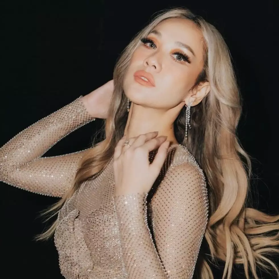 Bikin rendang sendiri, begini 9 momen BCL pamer skill masak daging 18 kg