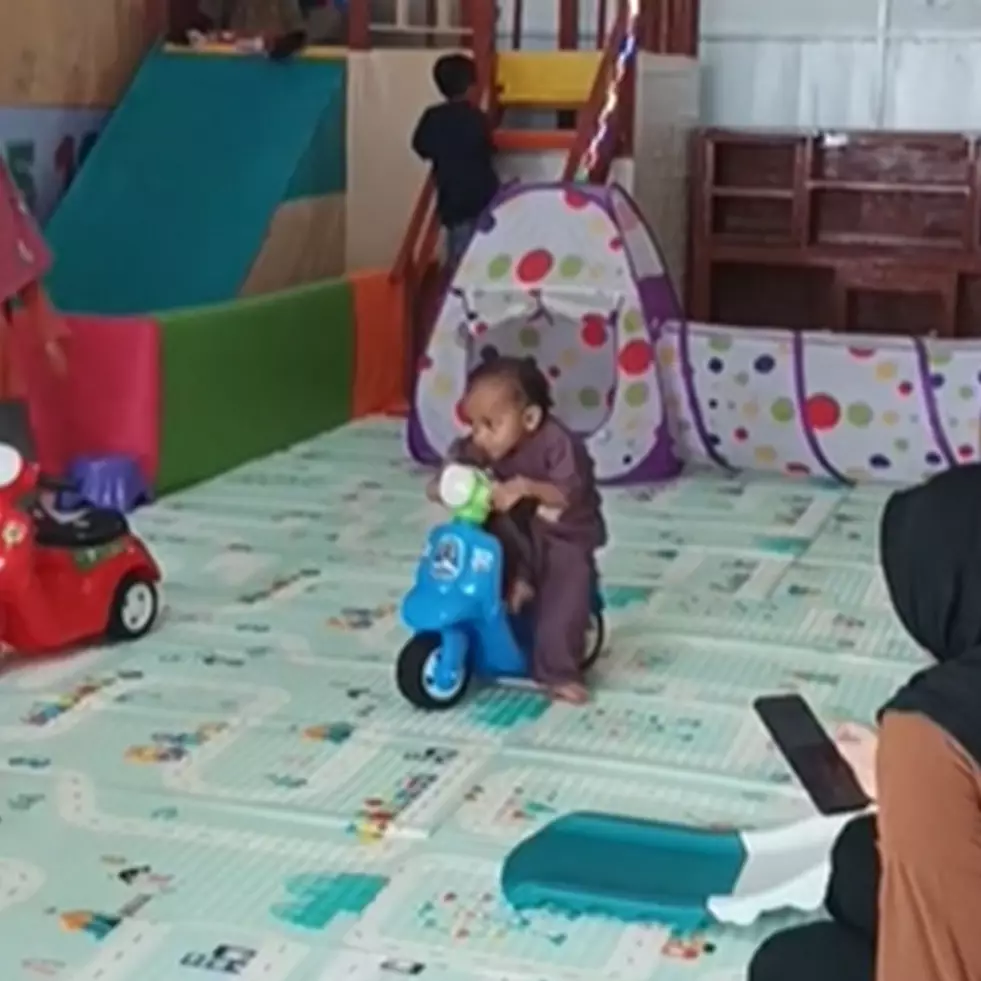 Momen bocah ragu ingin main di playground sampai menunggu lama ini bikin warganet terharu