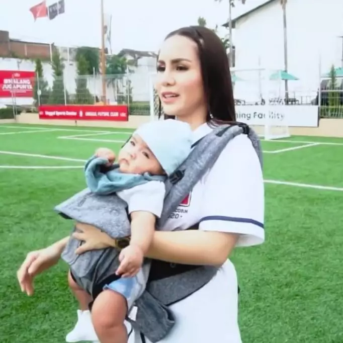 Dibuat dengan standar FIFA, ini 11 potret lapangan bola anak di rumah Momo eks Geisha ditaksir Rp 5 M