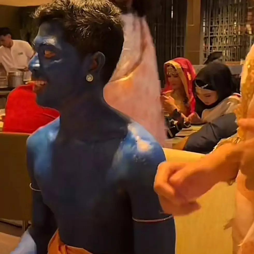 11 Potret kocak kostum buka bersama Ramadan 2024 ini nyeleneh abis, ada yang bawa unta