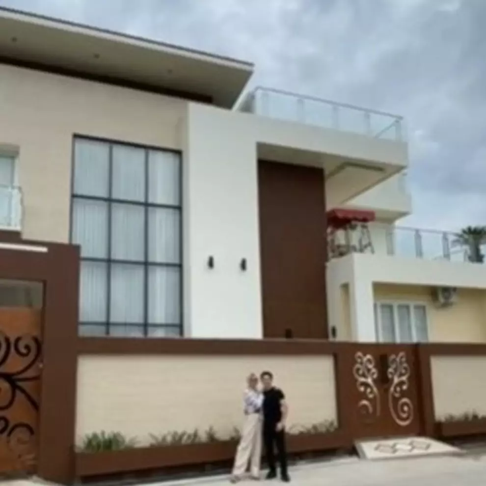 Dulu kerja di pasar kini bos skincare, 9 potret rumah Fatma Sarizar rooftopnya bak lapangan futsal