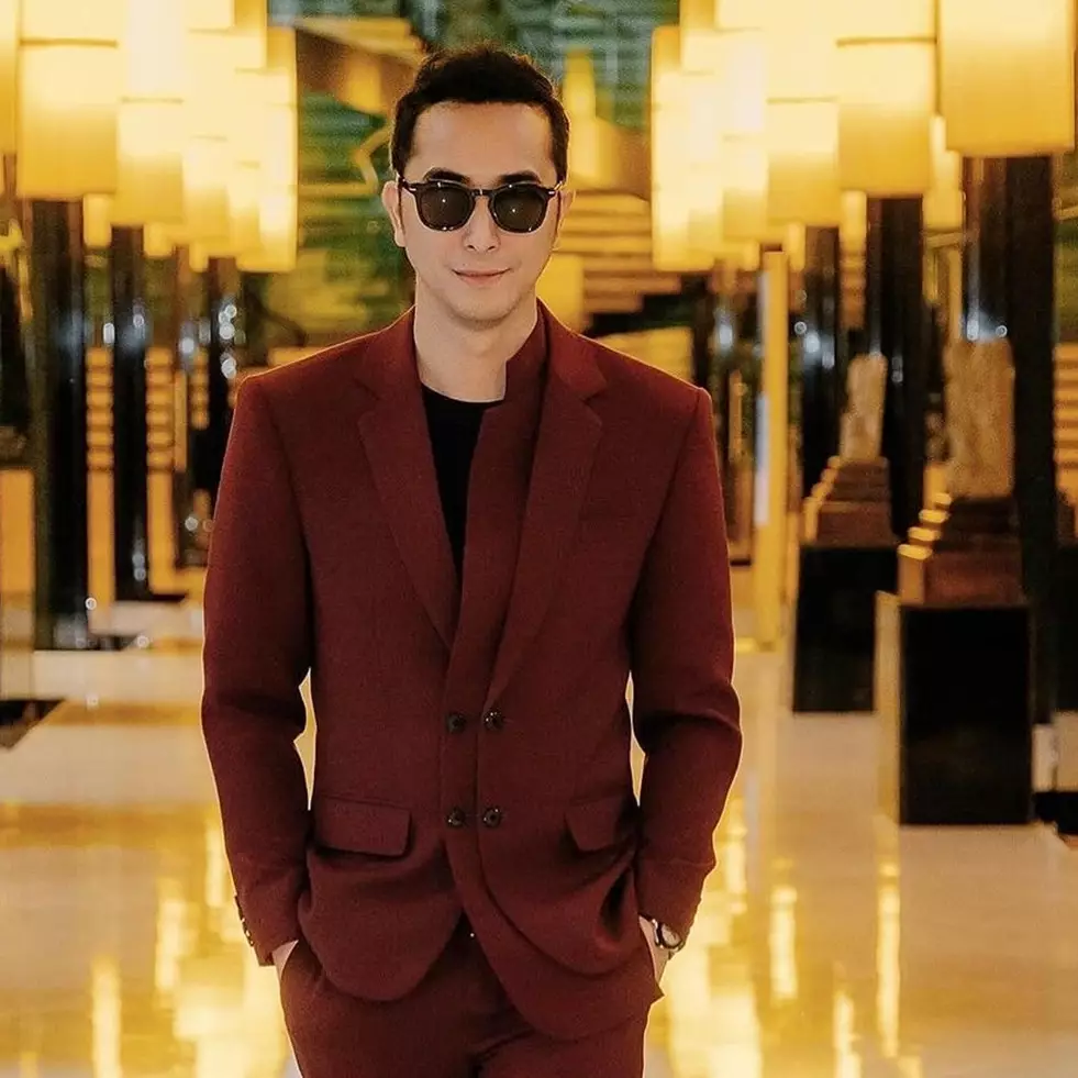 Foto bareng aktor cilik usai 20 tahun berlalu, paras awet muda Winky Wiryawan bak vampir jadi sorotan