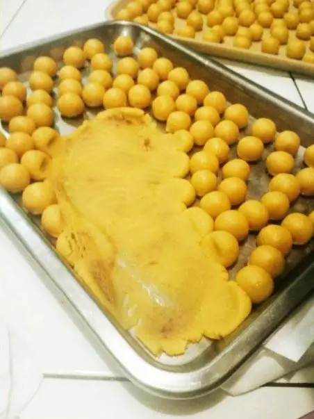 Potret kocak momen apes saat bikin kue Lebaran Berbagai sumber Potret kocak momen apes saat bikin kue Lebaran Berbagai sumber