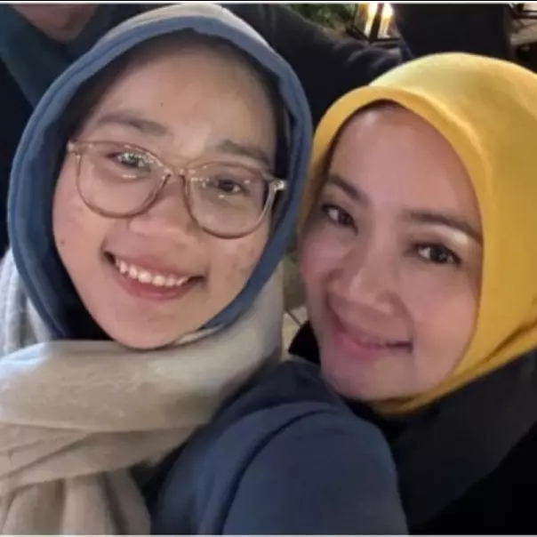 Sempat diajak diskusi soal keputusan sang putri lepas hijab, Atalia akui kaget dengan postingan Zara