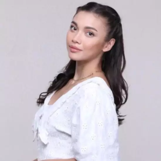 Potret taman milik 7 pemain film Tanah Air, milik Dwi Sasono ada pohon yang menembus rumah