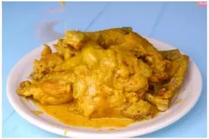 Tanpa santan dan minyak, wanita ini punya trik masak opor yang lezat, kental, dan menggugah selera