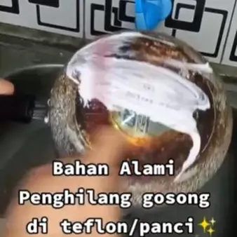 Tanpa diampelas, trik emak-emak bersihkan kerak gosong di pantat panci ini cukup tambah 3 bahan dapur