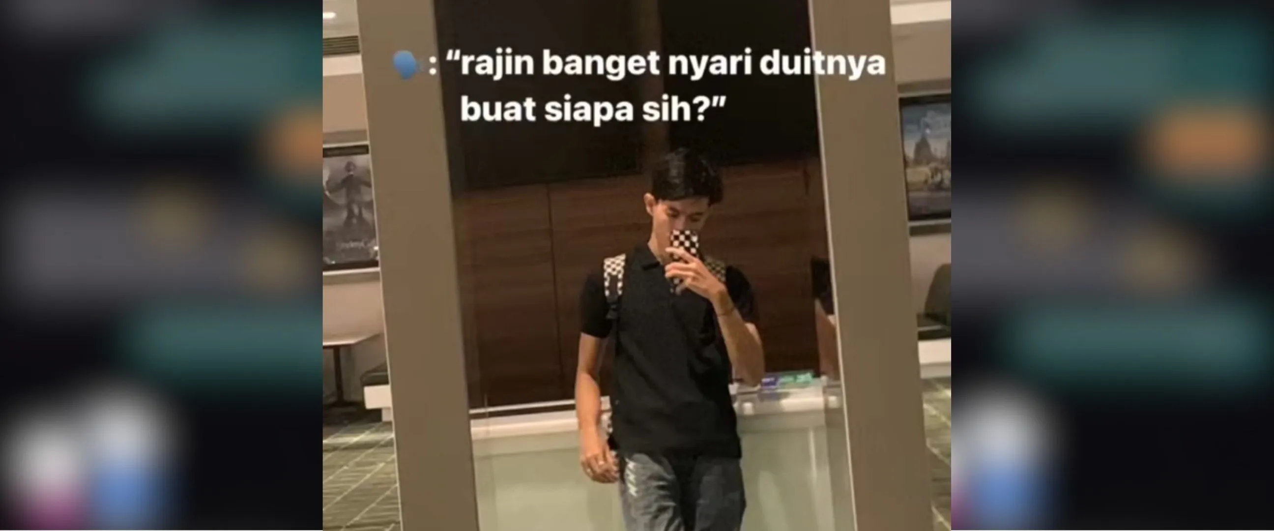 Momen pria kirimkan uang ke orang tua karena tak bisa mudik di tahun ini, reaksi sang ibu tuai haru