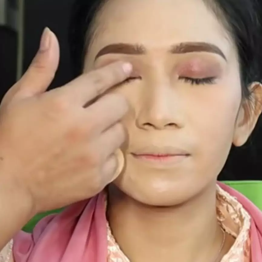 Nggak tampak seperti dempul, MUA ini sulap wajah berjerawat dan berminyak jadi flawless bak beda orang