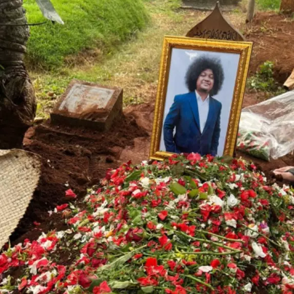 12 Momen haru pemakaman Babe Cabita di TPU Cirendeu, dikelilingi banyak sahabat komika Tanah Air