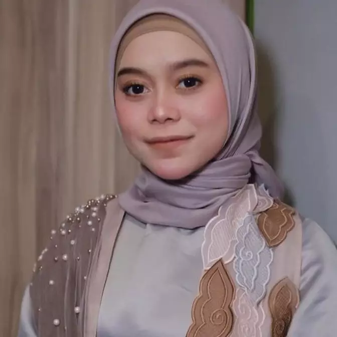 Rumah di kampung direnovasi tiga kali, ini 9 potret dapur Lesty Kejora minimalis pakai mini bar