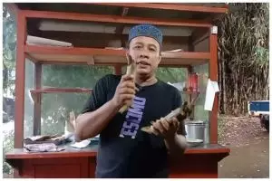 Tetap segar dan tak bau, pedagang sate ini punya trik menyimpan lontong agar awet dan tak keras 2 hari