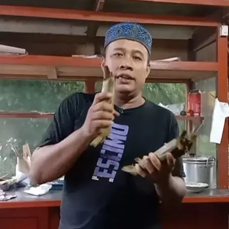 Tetap segar dan tak bau, pedagang sate ini punya trik menyimpan lontong agar awet dan tak keras 2 hari