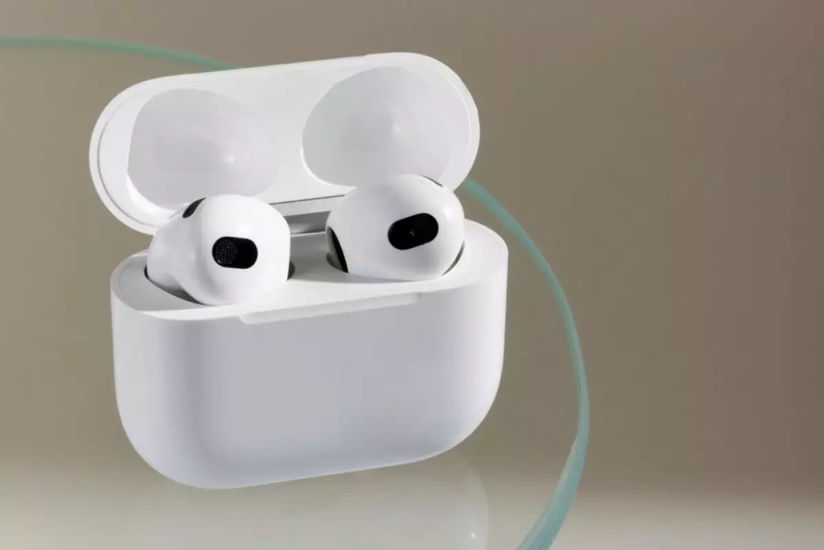 Cara mengetahui status pengisian daya casing AirPods, perhatikan warna lampu led