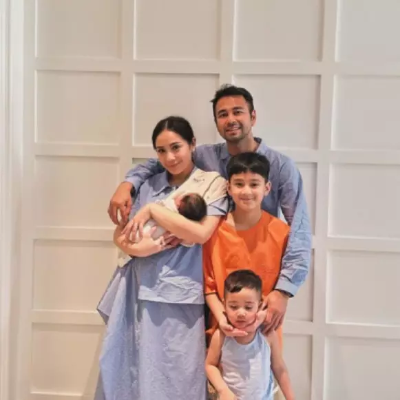 Raffi Ahmad dan Nagita Slavina disebut adopsi bayi Lily, intip 9 momen kebersamaannya yang mengharukan
