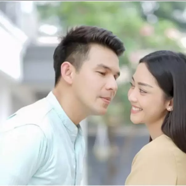 Dapat restu dari paman, 9 momen bahagia Jonathan Frizzy rayakan ultah ke-42 bareng Ririn Dwi Ariyanti