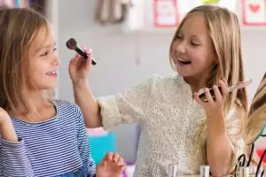 10 Rekomendasi makeup untuk anak harga di bawah Rp 300 ribu, aman dipakai di wajah