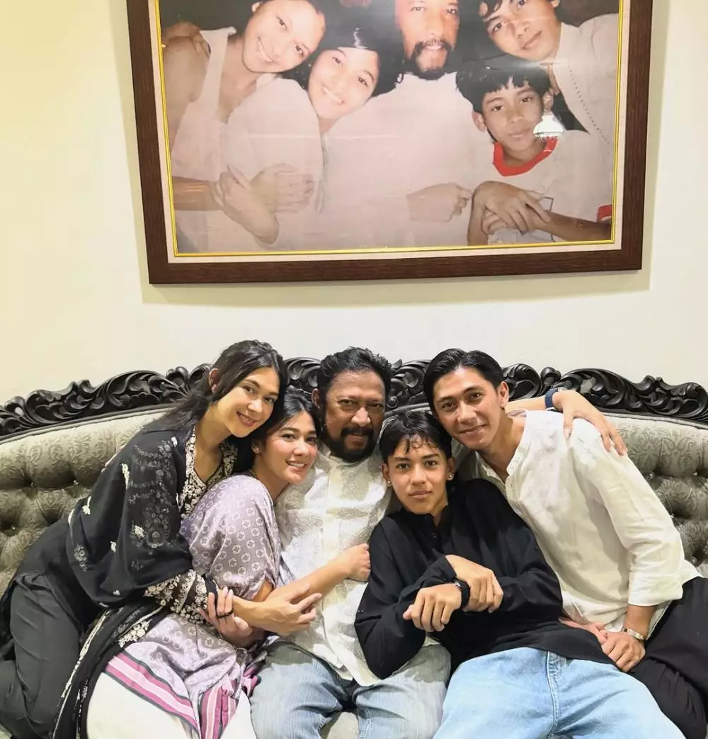 9 seleb reka ulang foto lawas bareng keluarga © 2024 brilio.net  9 seleb reka ulang foto lawas bareng keluarga © 2024 brilio.net